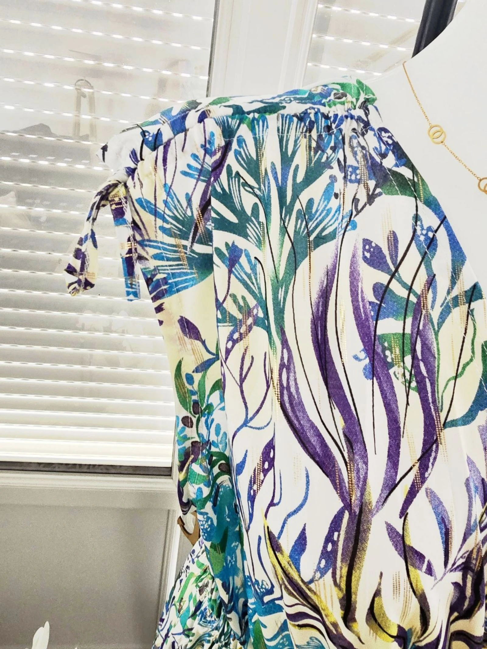 Robe magique blanche bleu vert jaune violet dorée  – photo 3
